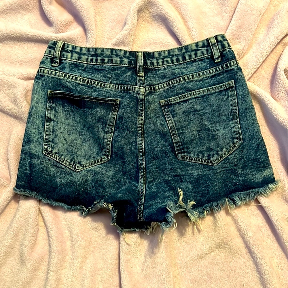 Distressed Women’s jean short. Runs big! - Picture 2 of 2